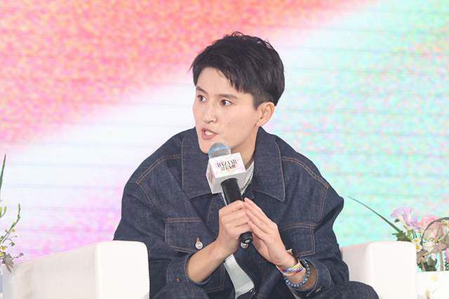 影片由《为奴十二年》导演史蒂夫·麦奎因自编自导，西尔莎·罗南、埃利奥特 《闪电侠》曝新预告 闪电侠联手蝙蝠侠女超人战斗 2023-05-16 女全副武装、齐聚出战。