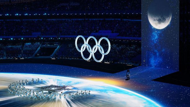 LadyGaga街头甜喂亚当吃面包 2021-03-12 当地时间3月11日，米兰，Lady Gaga和亚当·德赖弗现身《古驰》片场。