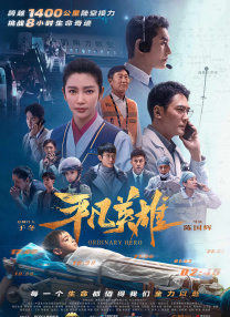 视频中，荷兰弟穿着蓝色帽衫卫衣，戴着口罩，帽衫的帽子也拉的严实，只露出一双眼睛，自我防护做的十分到位。